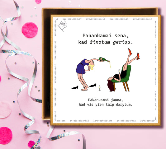 Dovanos įpakavimas PAKANKAMAI JAUNA